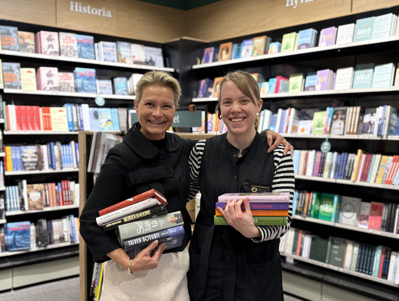 Toimitusjohtaja Minna Kokka ja myyjä Miia Nurmilaakso Suomalaisesta Kirjakaupasta.